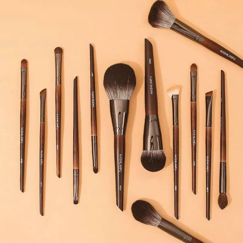 Ensemble de pinceaux de maquillage en fourrure d'animal de qualité supérieure, manche en bois, fard