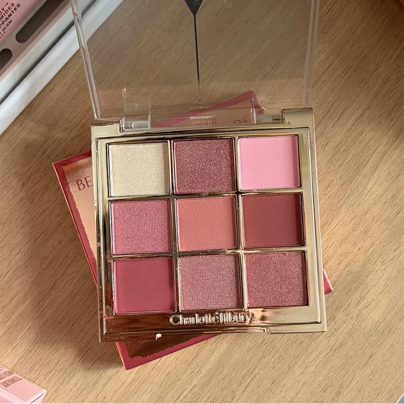 Charlotte Tilbury CT Highlight Shadow, texture veloutée, estompeable et modulable pour un maquillage