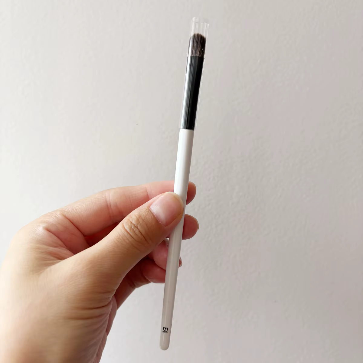 Pinceau à paupières E4 Eyeshadow Shader Brush Medium, conçu pour estomper et poser les fards sur les