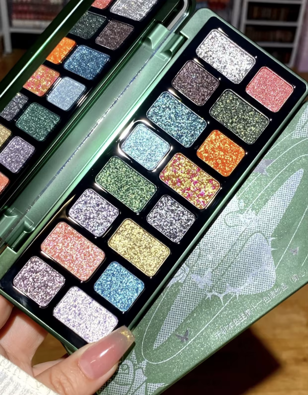 Qianyan Freya86 Co-marqué 16 couleurs miroitant paillettes fard à paupières Palette fumé mat fard à