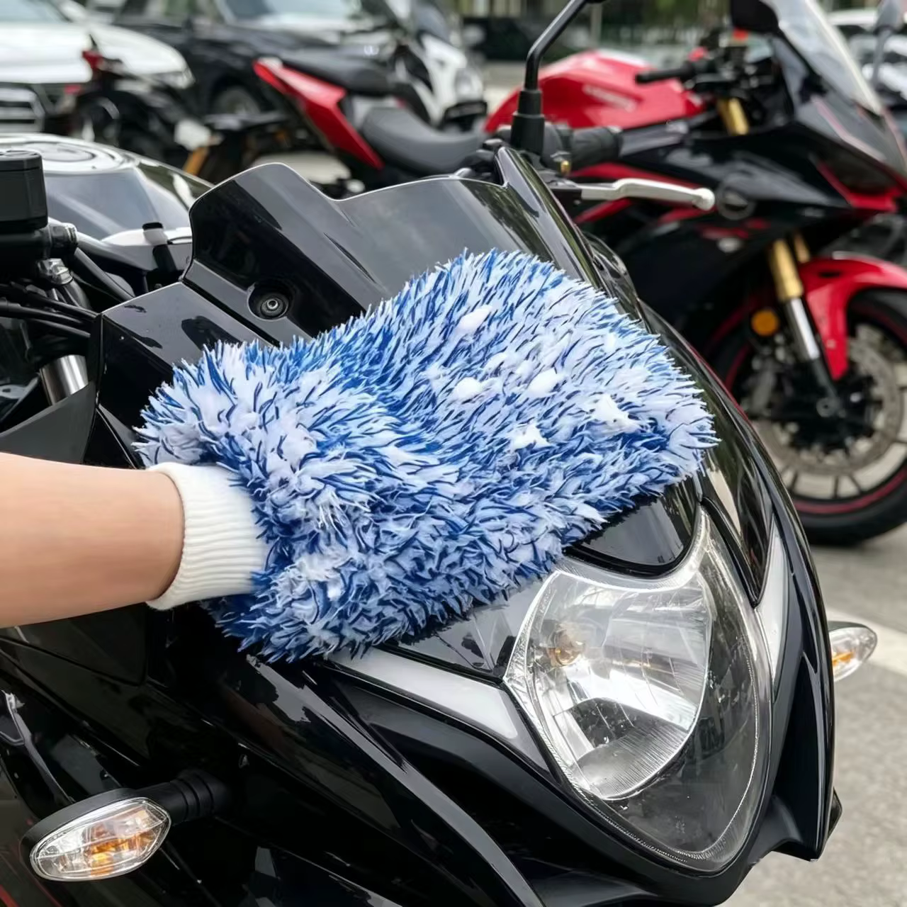 Un gant de lavage de voiture pour nettoyage à sec et humide, qui nettoie efficacement votre véhicule