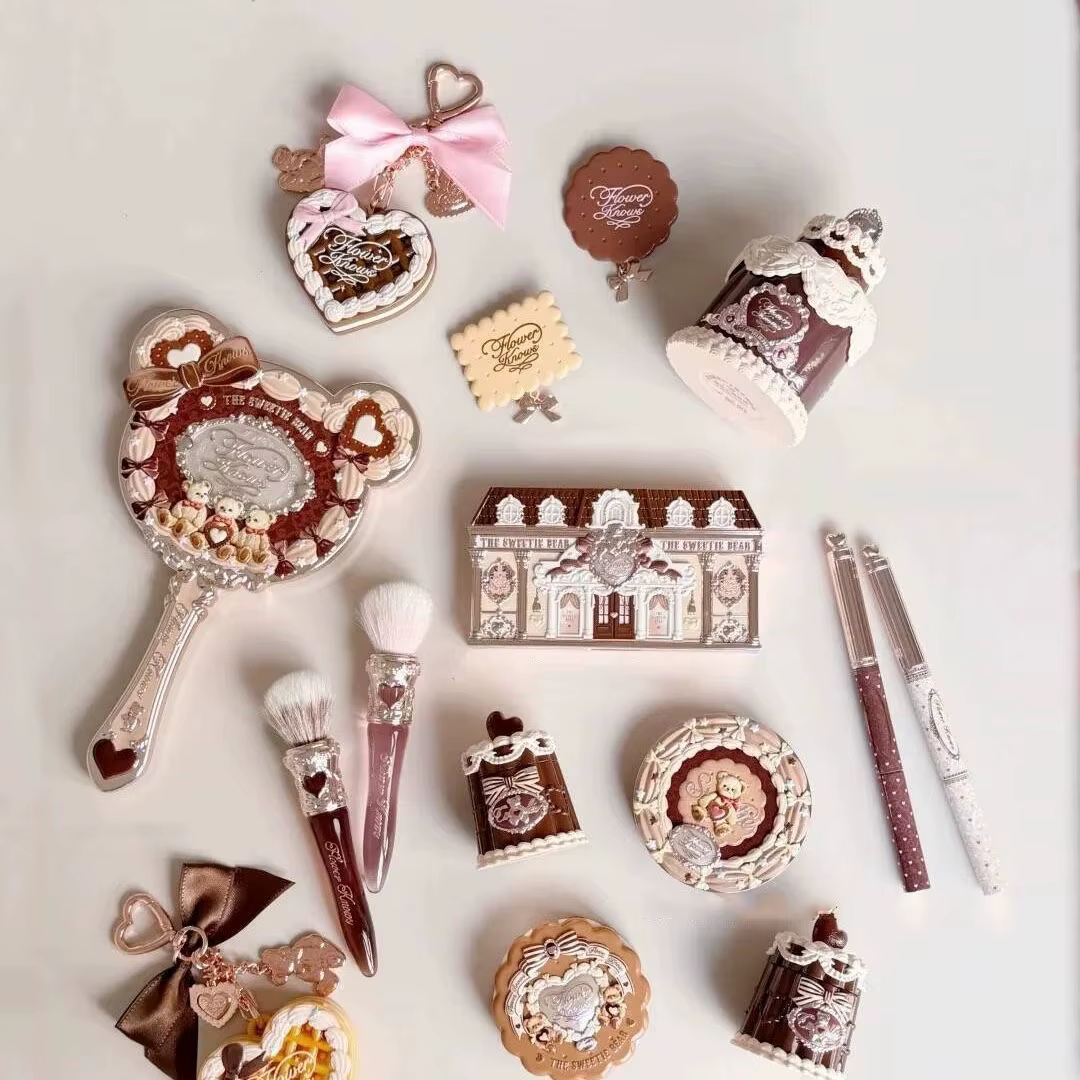 Flower Knows SWEETIE BEAR Boîte de maquillage coffret cadeau tout en un parfum miroitant ombre à pau