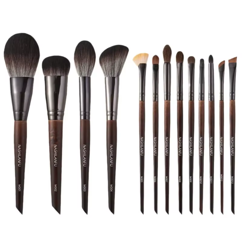 Ensemble de pinceaux de maquillage en fourrure d'animal de qualité supérieure, manche en bois, fard