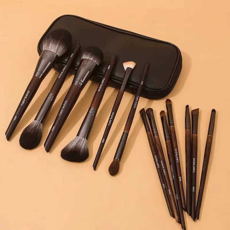 Ensemble de pinceaux de maquillage en fourrure d'animal de qualité supérieure, manche en bois, fard