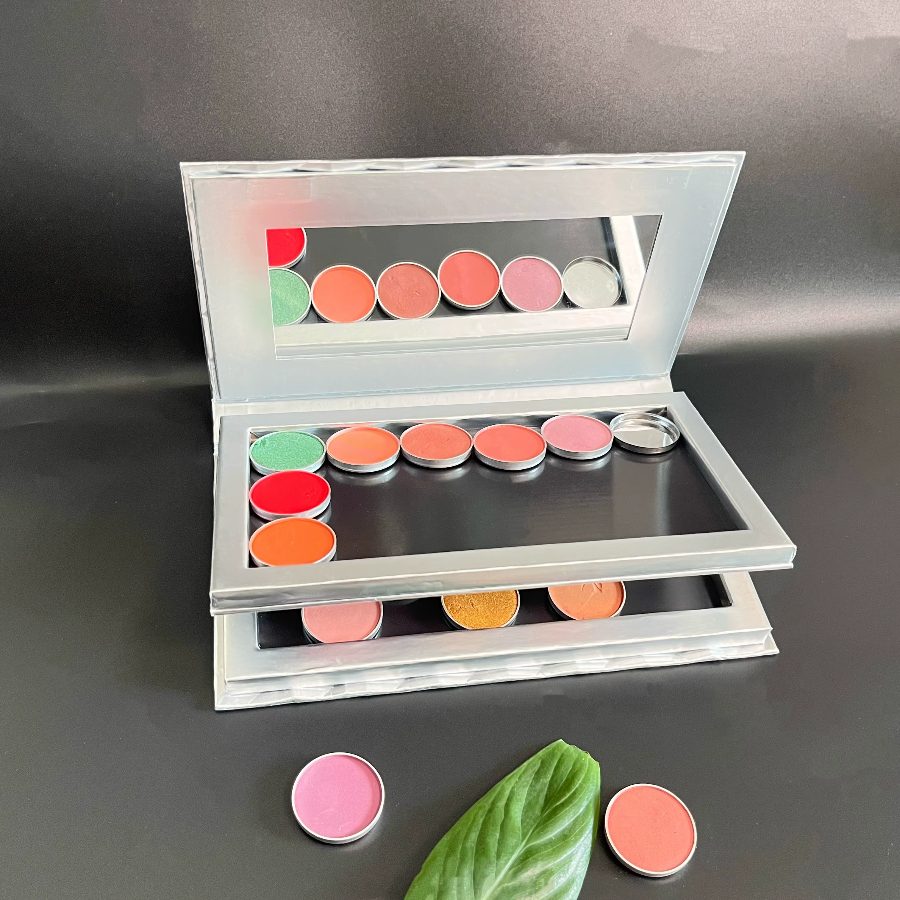 Palette à paupières magnétique vide à 2 couches avec miroir, design argenté avec accents dorés en re