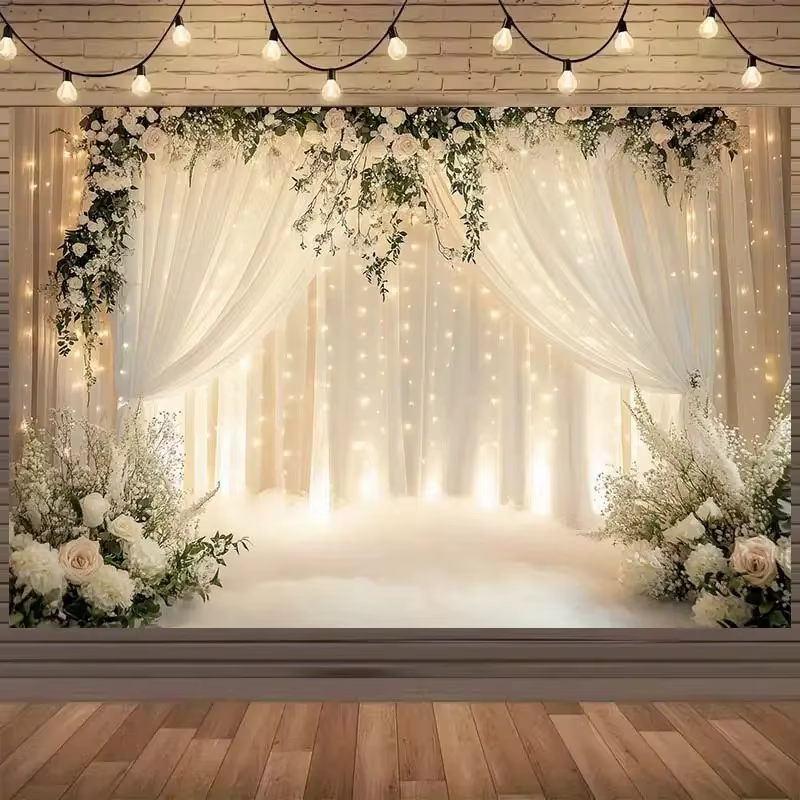 Un arche de mariage florale tendance avec des rideaux blancs et une douce éclatante beauté