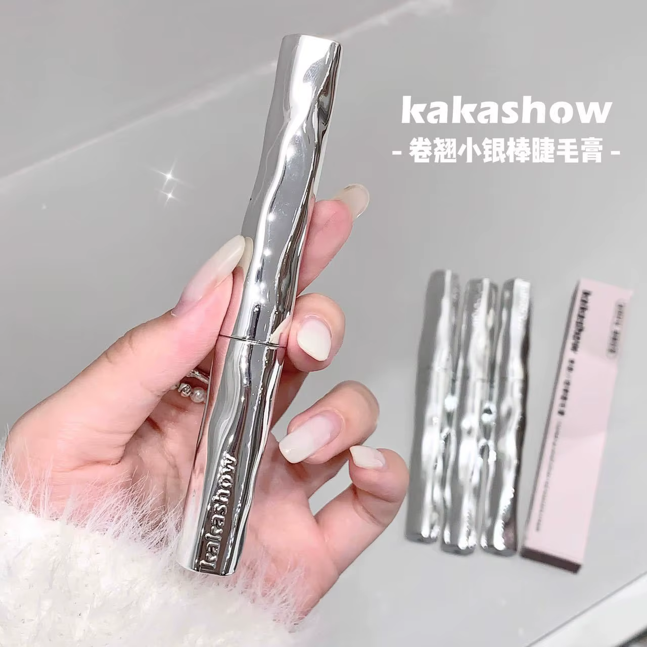 Le mascara à petite baguette argentée bouclée kakashow est imperméable et résistant à la transpirati