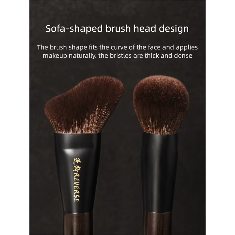 Pinceau de contouring REVERSE/ Reverse Age S67, forme ondulée, s'adapte au contour du visage, pincea