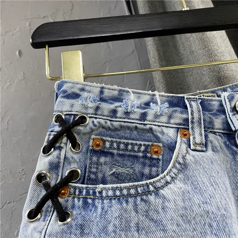Shorts en jean taille basse pour femme 2026, nouvelle collection, taille haute, simple boutonnage, délavé, effet usé, avec bretelles croisées et déchirures latérales, sexy, style hot pants
