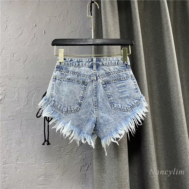 Shorts en jean taille basse pour femme 2026, nouvelle collection, taille haute, simple boutonnage, délavé, effet usé, avec bretelles croisées et déchirures latérales, sexy, style hot pants
