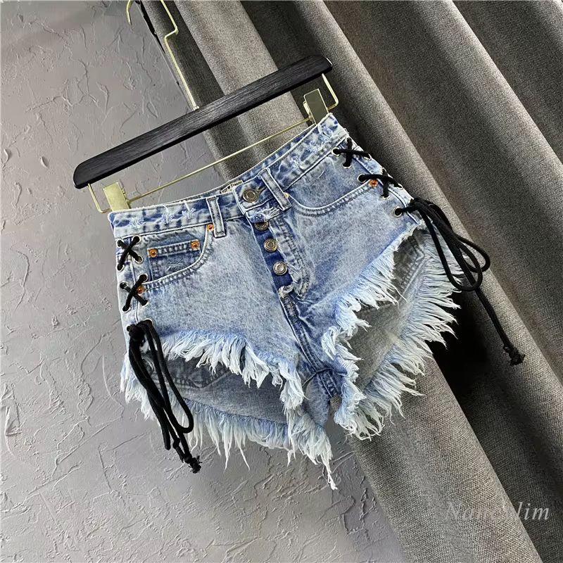 Shorts en jean taille basse pour femme 2026, nouvelle collection, taille haute, simple boutonnage, délavé, effet usé, avec bretelles croisées et déchirures latérales, sexy, style hot pants