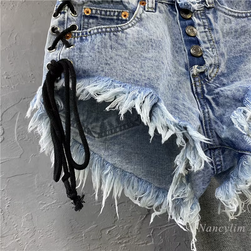 Shorts en jean taille basse pour femme 2026, nouvelle collection, taille haute, simple boutonnage, délavé, effet usé, avec bretelles croisées et déchirures latérales, sexy, style hot pants