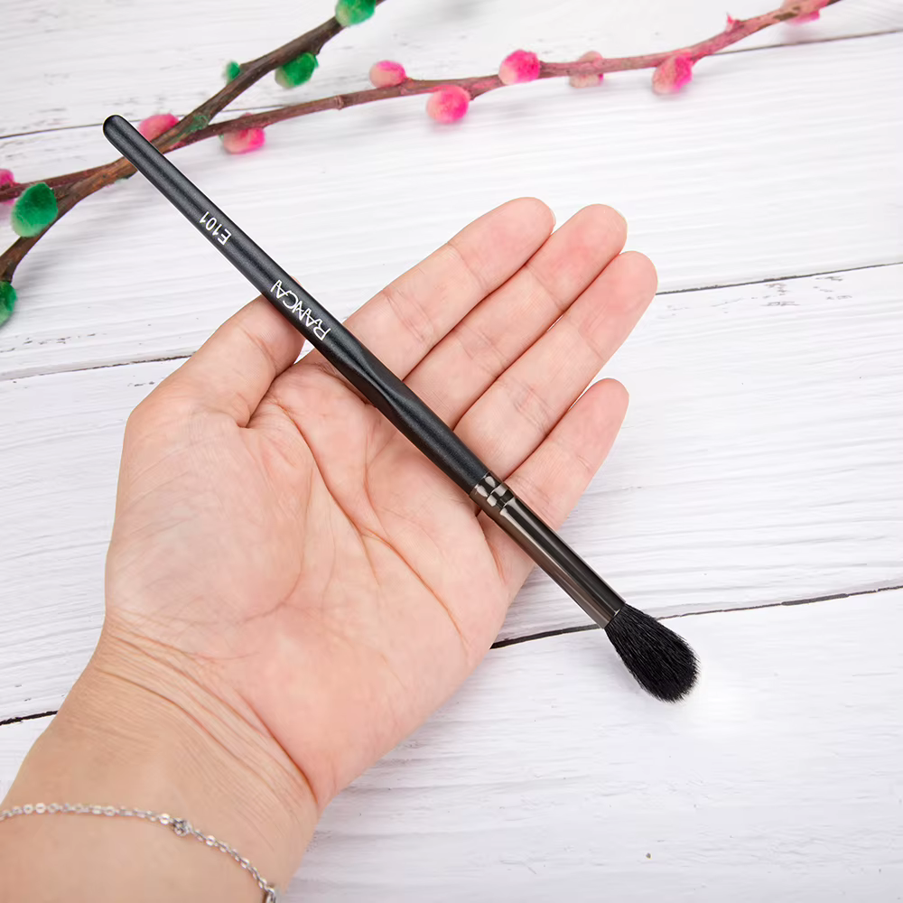 Pinceau de maquillage pour le contour des yeux