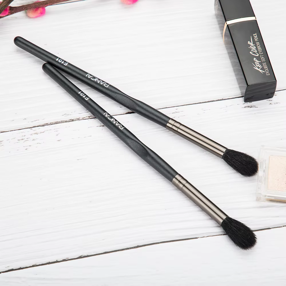 Pinceau de maquillage pour le contour des yeux