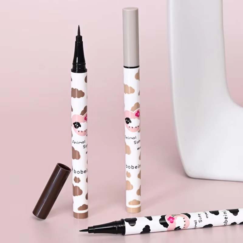 Stylo Eyeliner liquide en ver à soie couché