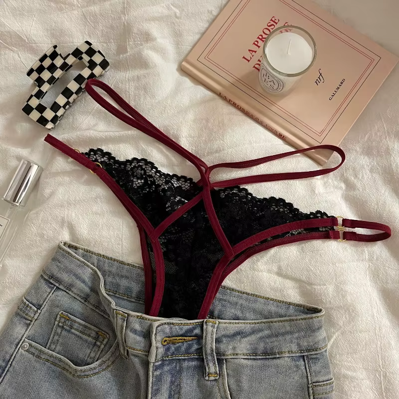Strings G en dentelle française, culotte taille basse sans couture avec panneaux en maille transparente pour une coupe sensuelle