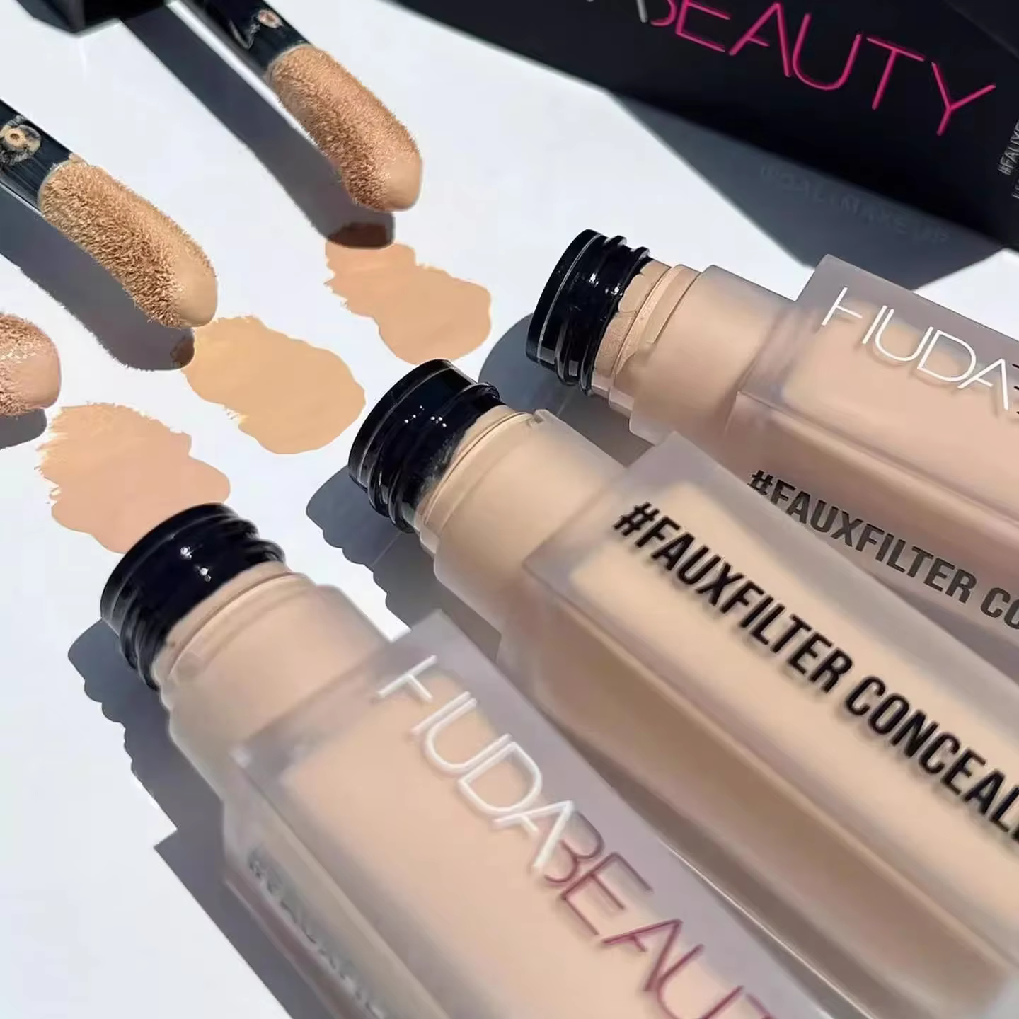 HUDA BEAUTY Faux filtre lumineux mat correcteur pour les yeux hydratant longue durée fond de teint léger maquillage