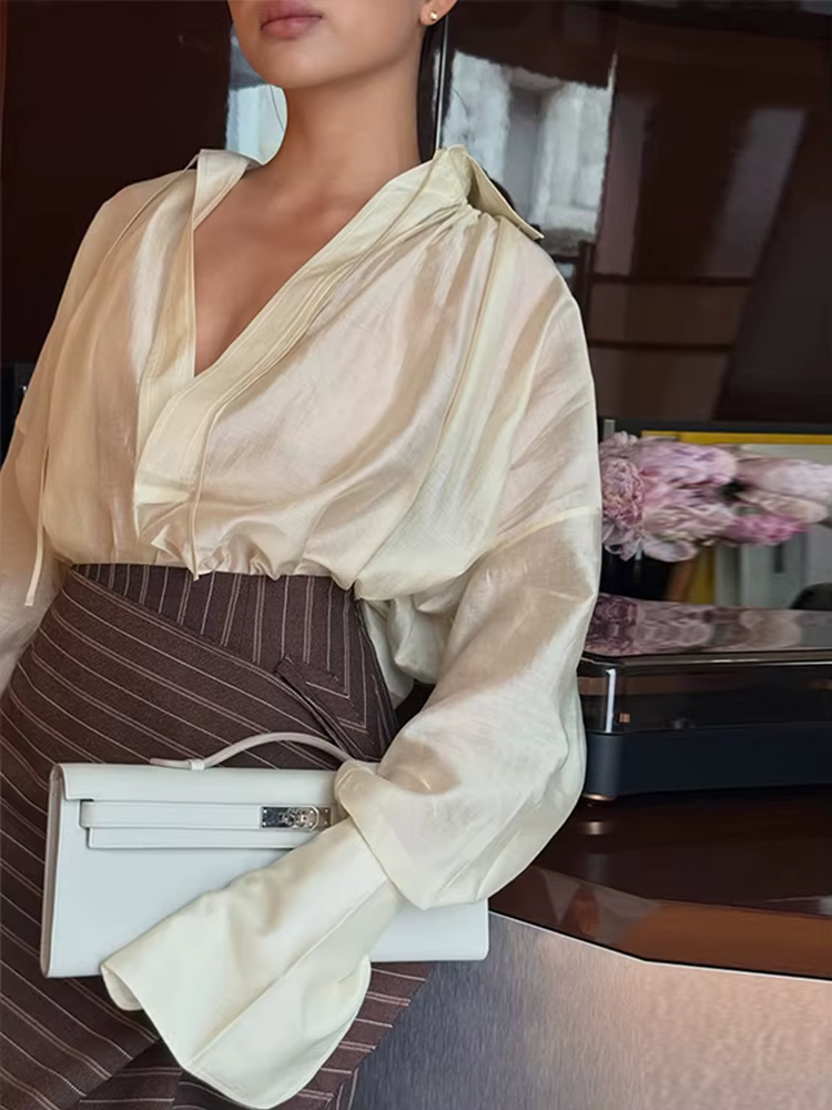 Ensemble jupe midi femme deux pièces : chemisier transparent à col en V avec ruban et jupe longue asymétrique rayée, haut ample assorti