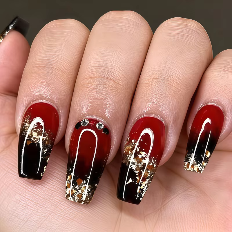 24 faux ongles avec une base nude et une surface noire brillante, et un design à bout français métallique doré miroir