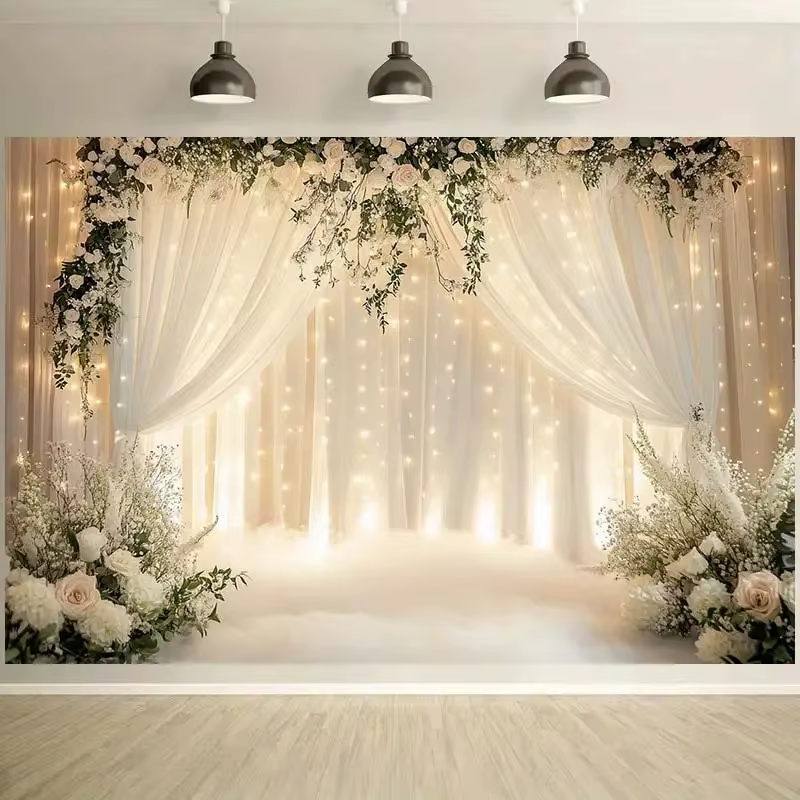 Un arche de mariage florale tendance avec des rideaux blancs et une douce éclatante beauté