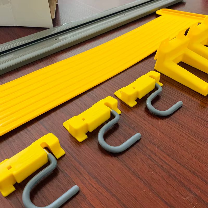 Le kit d'outils en boîte comprend des composants allongés jaunes et des petites pièces assorties multiples