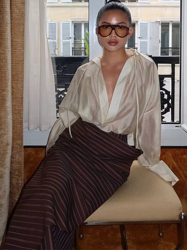 Ensemble jupe midi femme deux pièces : chemisier transparent à col en V avec ruban et jupe longue asymétrique rayée, haut ample assorti