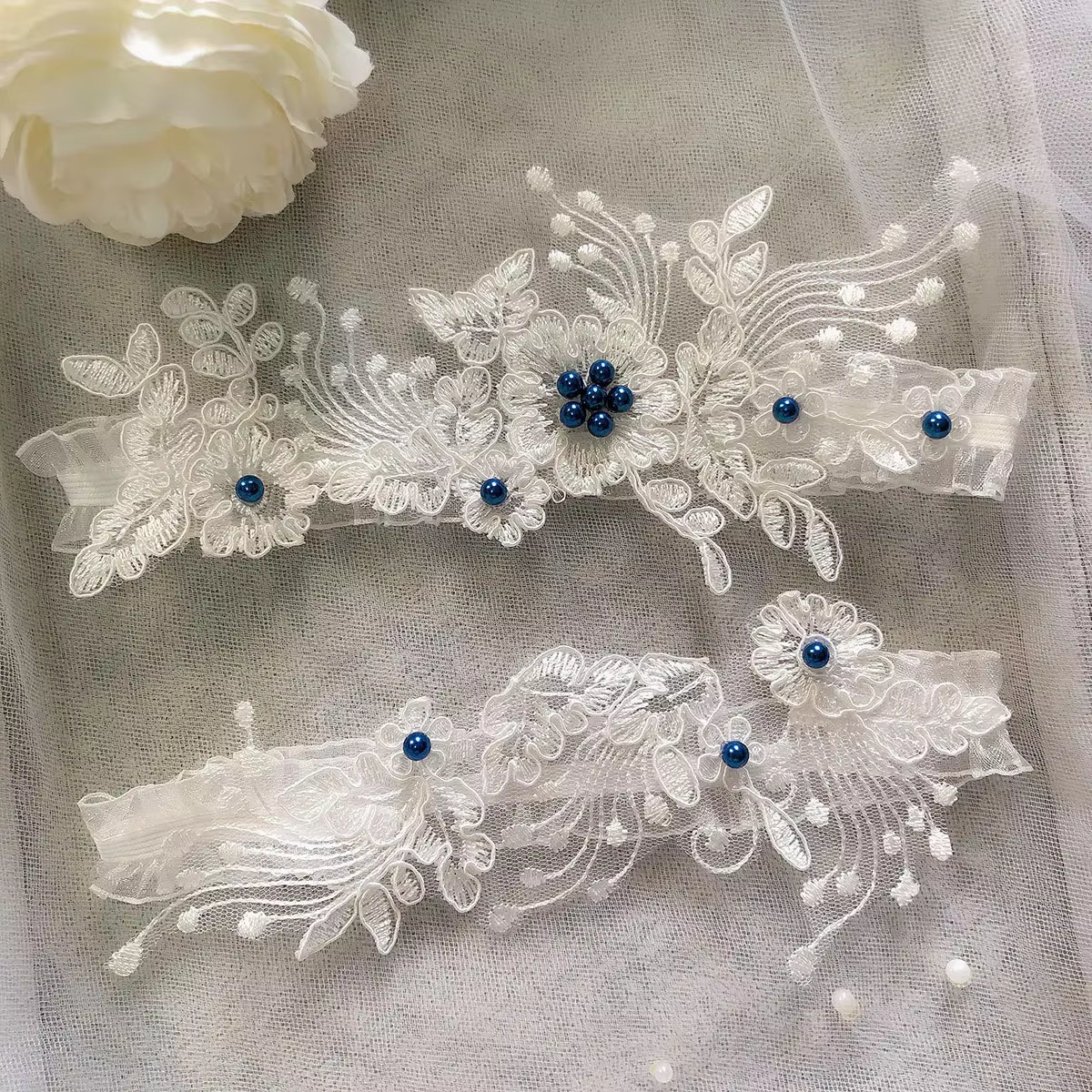Une paire de bas de mariée pour les mariées européennes et américaines, avec des bas en dentelle bleue perlée et des attaches élastiques sexy pour les jambes