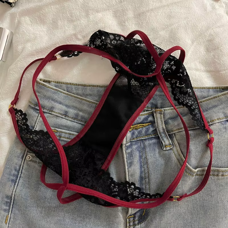 Strings G en dentelle française, culotte taille basse sans couture avec panneaux en maille transparente pour une coupe sensuelle