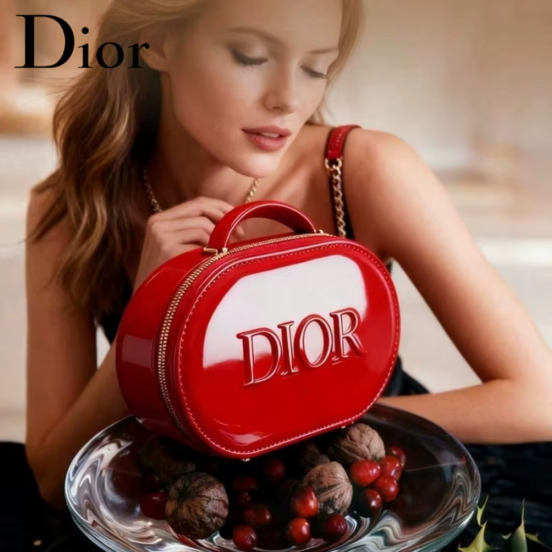 Sac cosmétique rouge de Dior