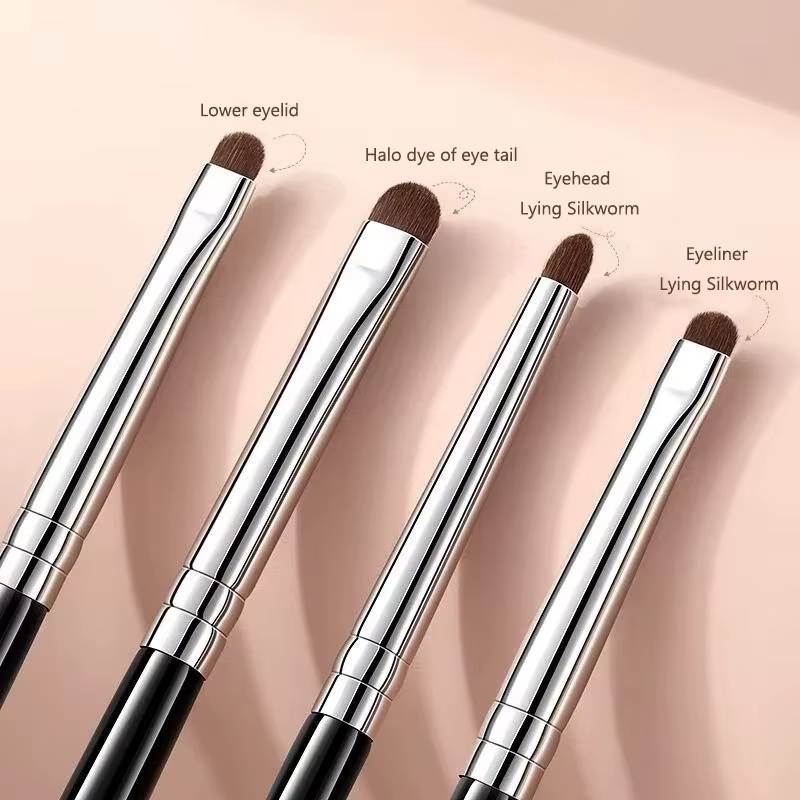 Ce set de quatre pinceaux à paupières délicats et compacts