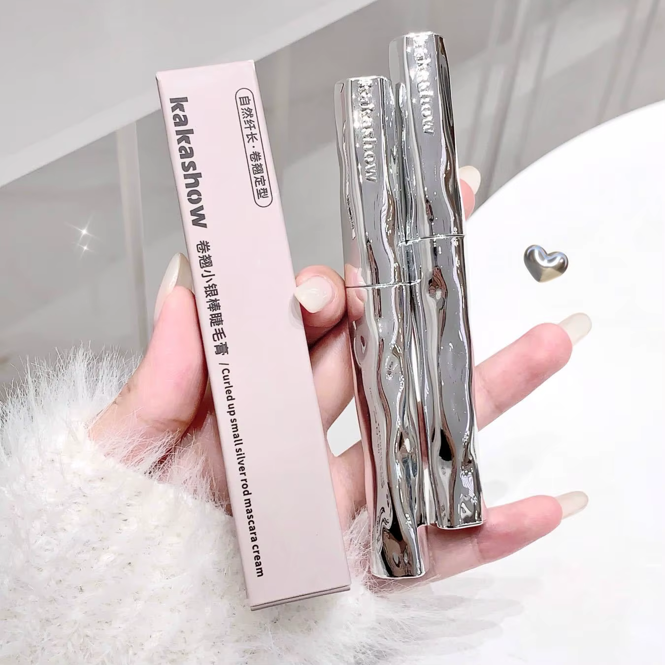 Le mascara à petite baguette argentée bouclée kakashow est imperméable et résistant à la transpiration