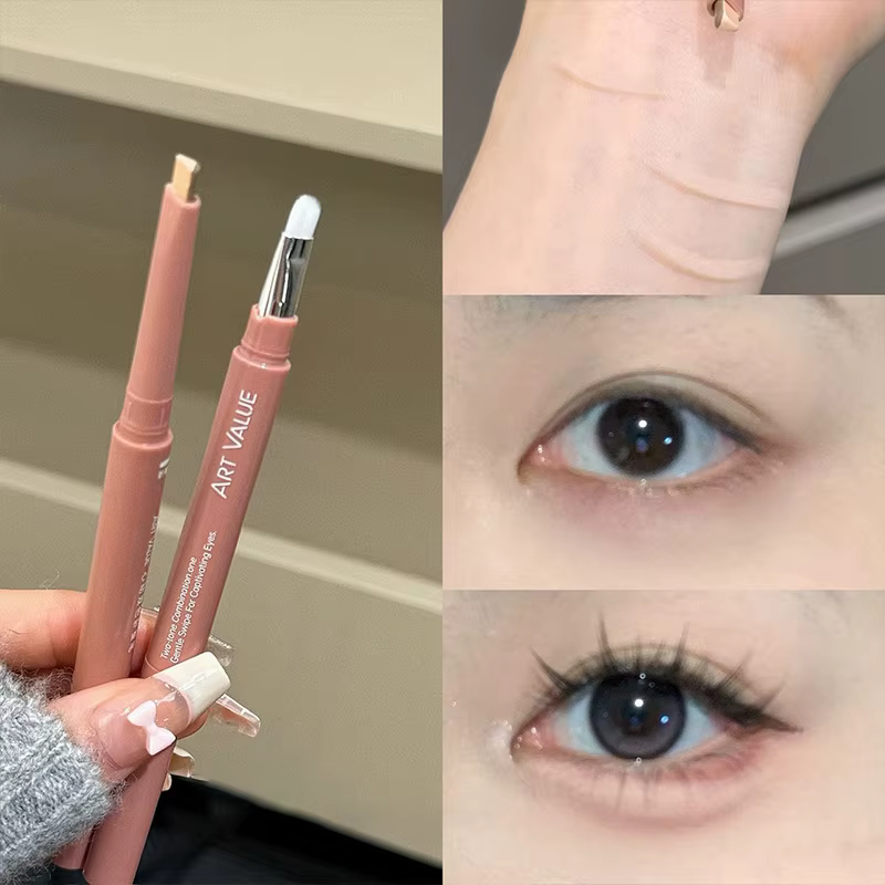 Stylo bicolore sous les yeux