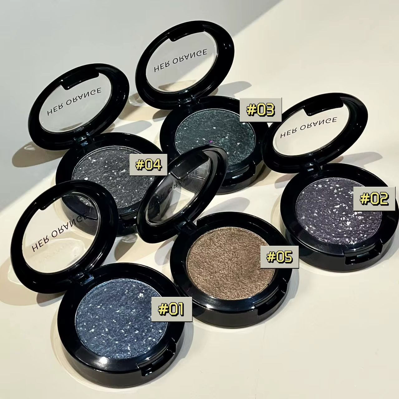 Fard à paupières bleu fumé scintillant brillant