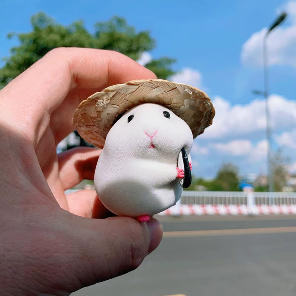 Hamster mignon avec ornement de voiture chapeau de paille, décoration de voiture Auto accessoires de tableau de bord intérieur