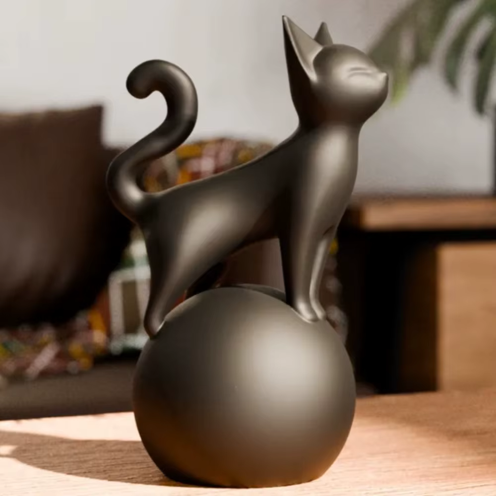 Sculpture de chat sur la boule, Statue de chat assis artistique 3D, décoration minimalement noire, ornement décoratif à Base sphérique pour chat