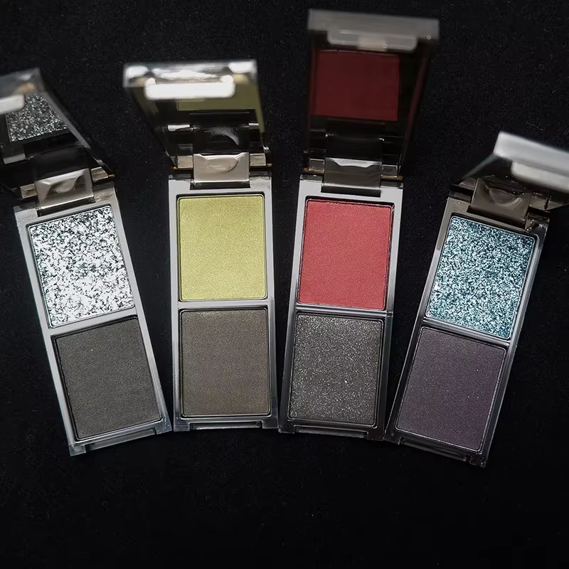 Palette de fards à paupières bleu à paillettes fumées