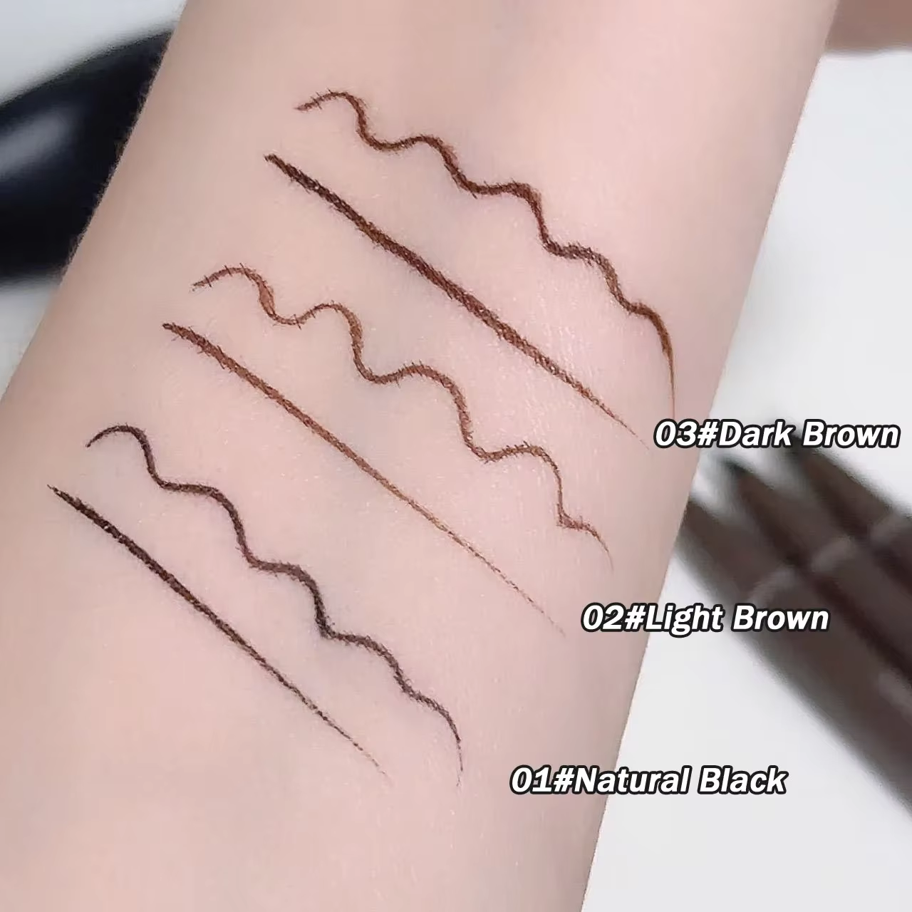 Eyeliner liquide à pointe fine courbée