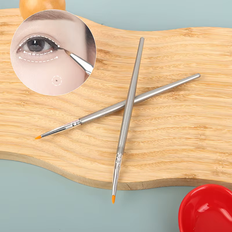 Pinceaux pour eye-liner à angle fin
