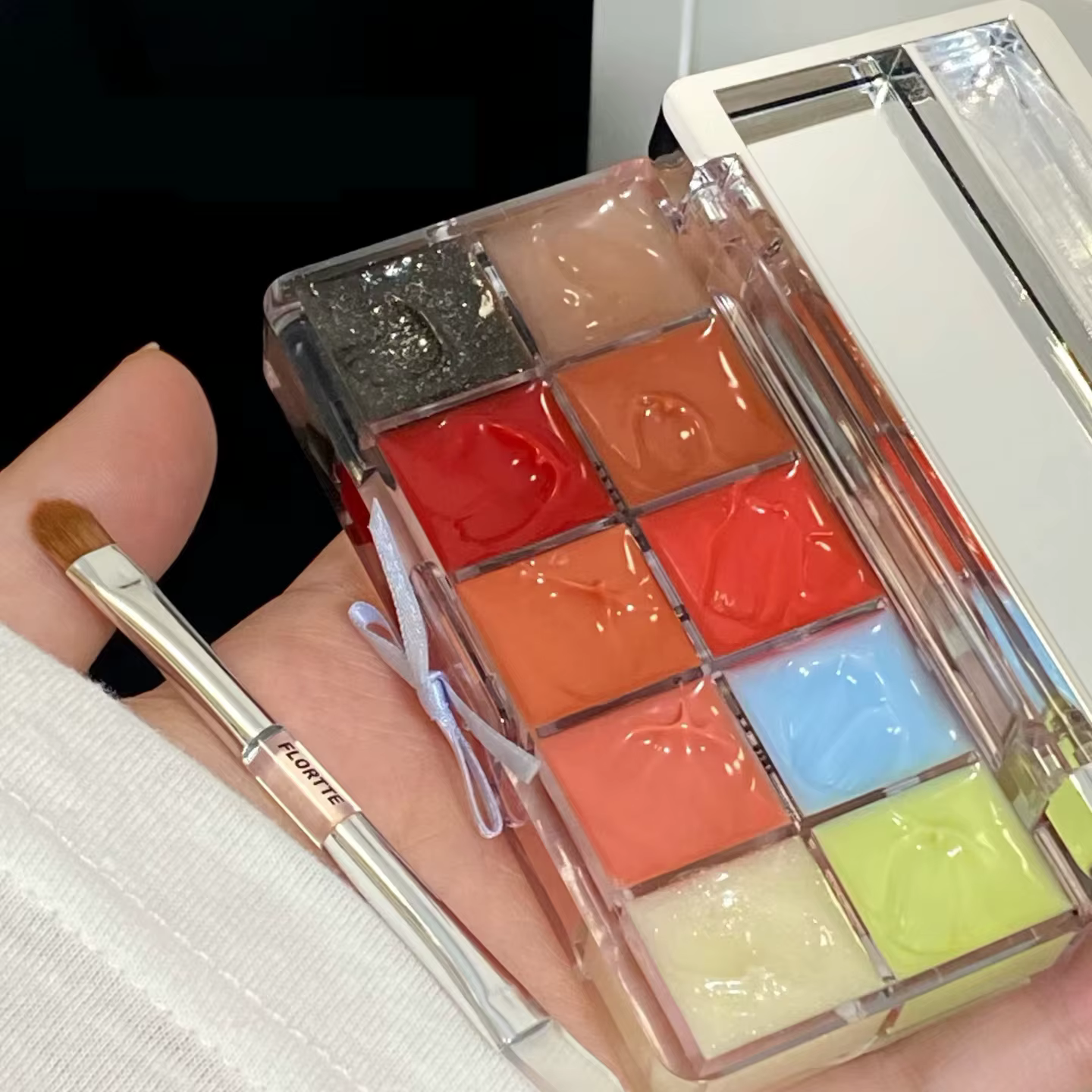 FLORTTE Palette Multifonctionnelle 10 Couleurs pour Lèvres Gloss et Rouge