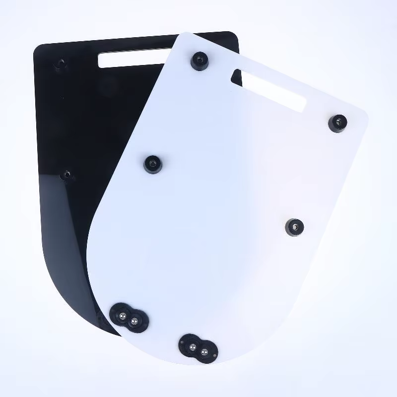 Planche à roulettes TM7 : Base glissante avec indentation pratique pour la préhension au doigt et base en caoutchouc robuste, protège les surfaces TM7 et les surfaces contigues.