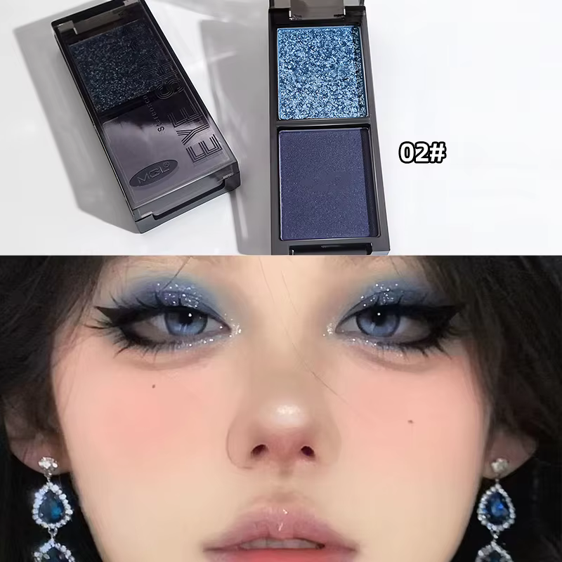 Palette de fards à paupières bleus à paillettes fumées