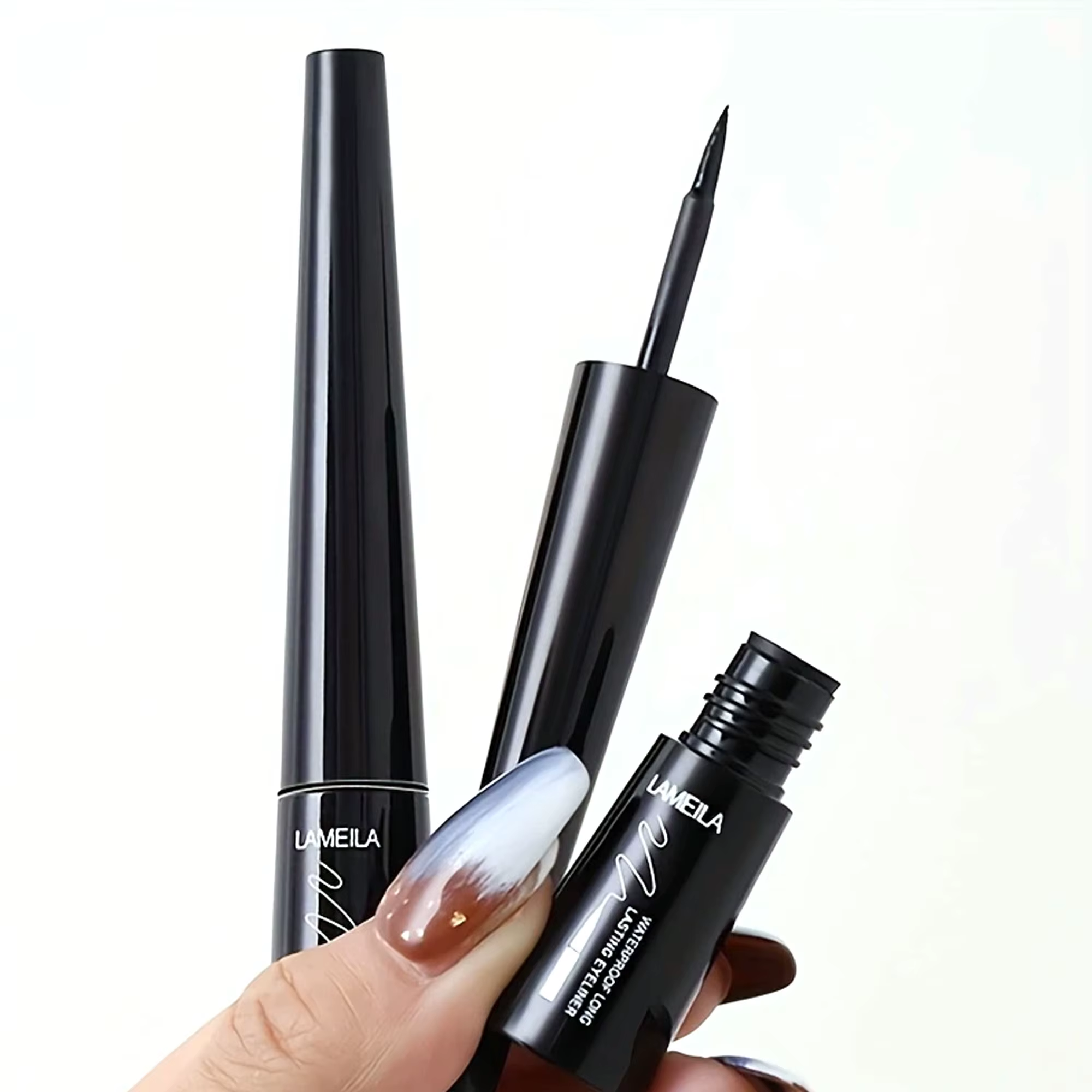 1 l'eye-liner mince est imperméable
