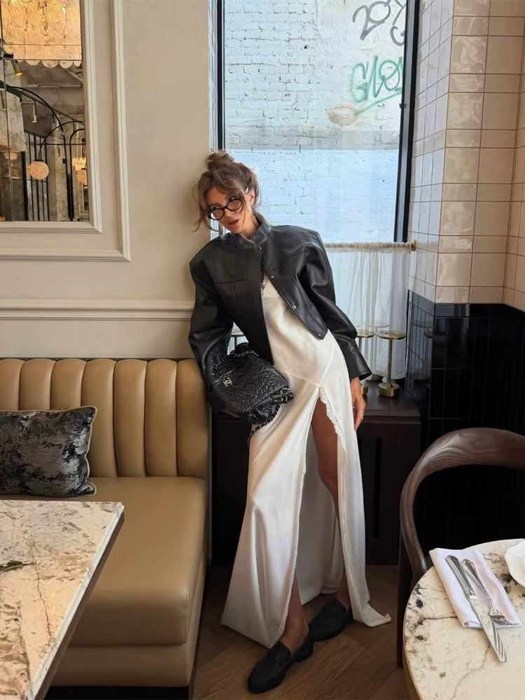 Veste courte en similicuir pour femme, col montant, fermeture éclair, épaules structurées, manches longues, style streetwear, vêtement d'extérieur en cuir court