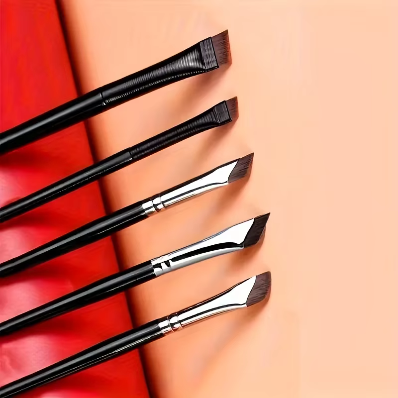 Ensemble de 5 pinceaux pour eye-liner, avec lame fine inclinée, adaptés à une application précise - Convient à tous les types de peau.