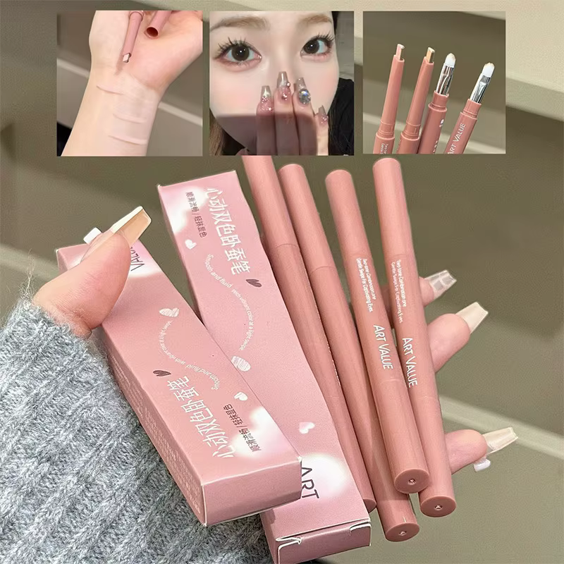 Stylo bicolore sous les yeux