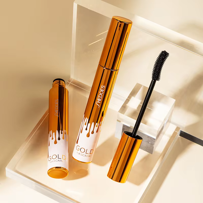 Mascara noir épais et bouclé