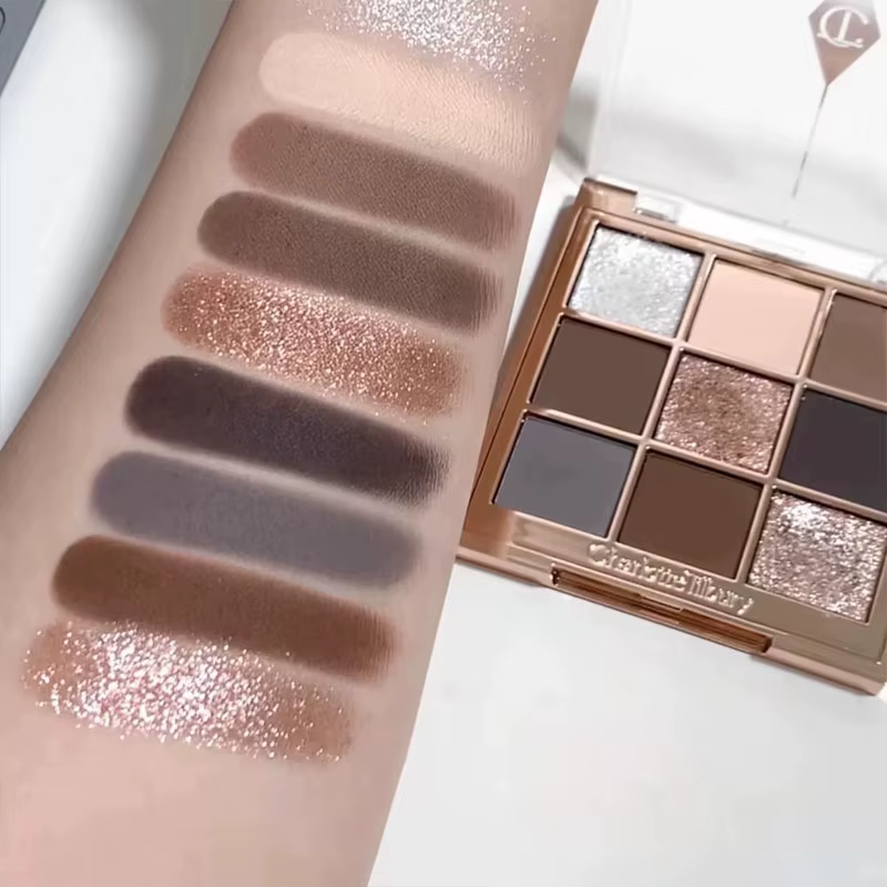 Vente flash de la marque Charlotte Tilbury : Palette de fards à paupières 9 couleurs 9g