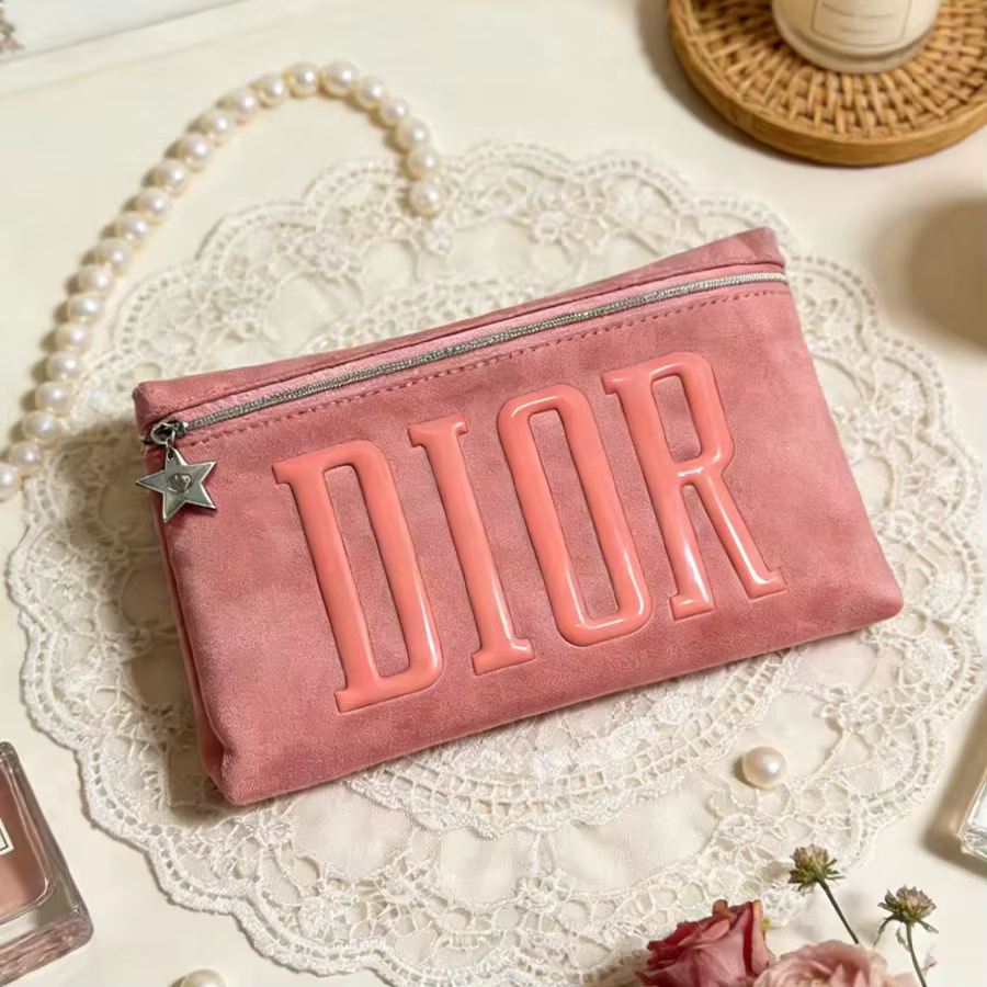 Sac cosmétique en velours rose de Dior