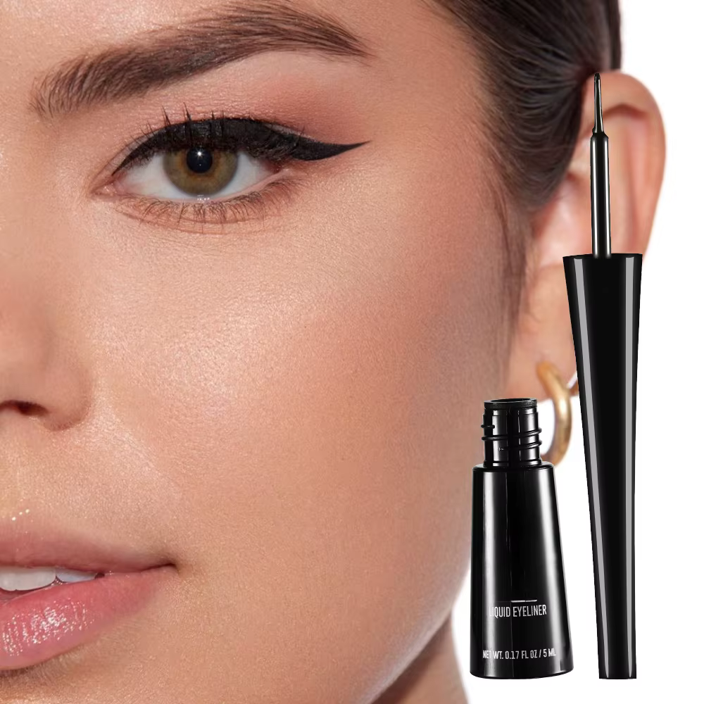 Eyeliner mat 3 couleurs en gris bleu noir pour un Look gris