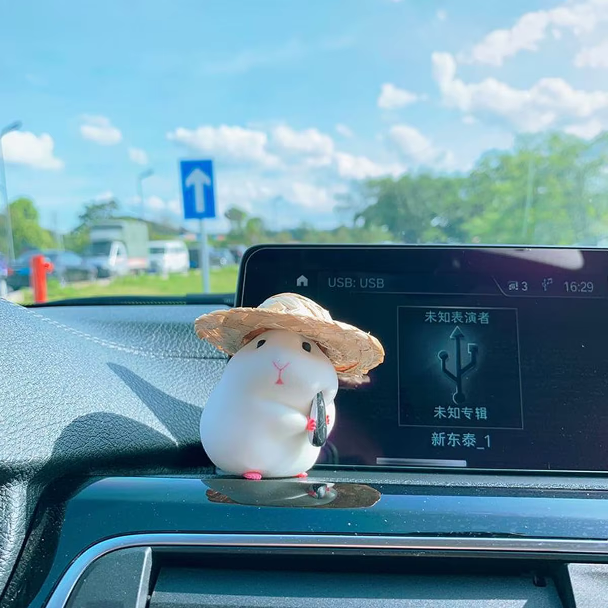 Hamster mignon avec ornement de voiture chapeau de paille, décoration de voiture Auto accessoires de tableau de bord intérieur